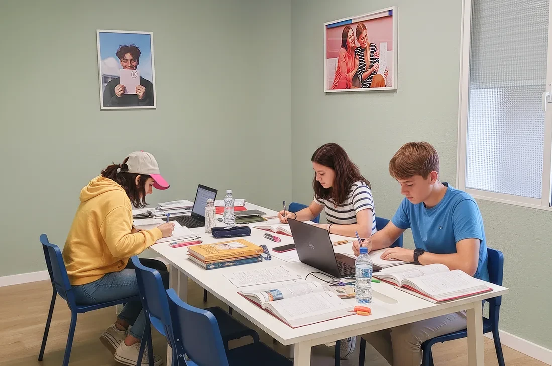 Schülerinnen und Schüler lernen gemeinsam in einem GoStudent Lernzentrum