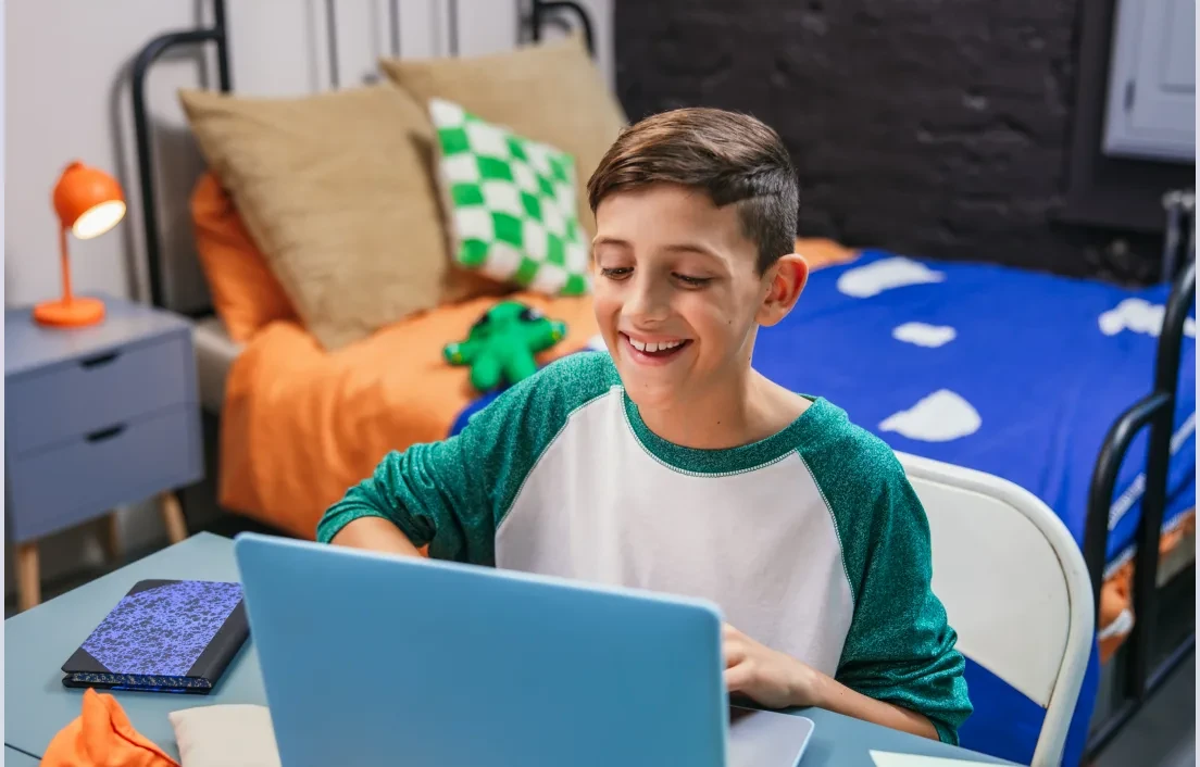 Kind lernt online mit einem Laptop