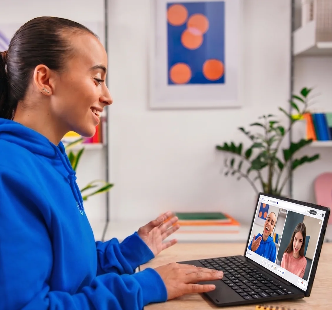 Ein GoStudent Tutor gibt eine Online-Stunde